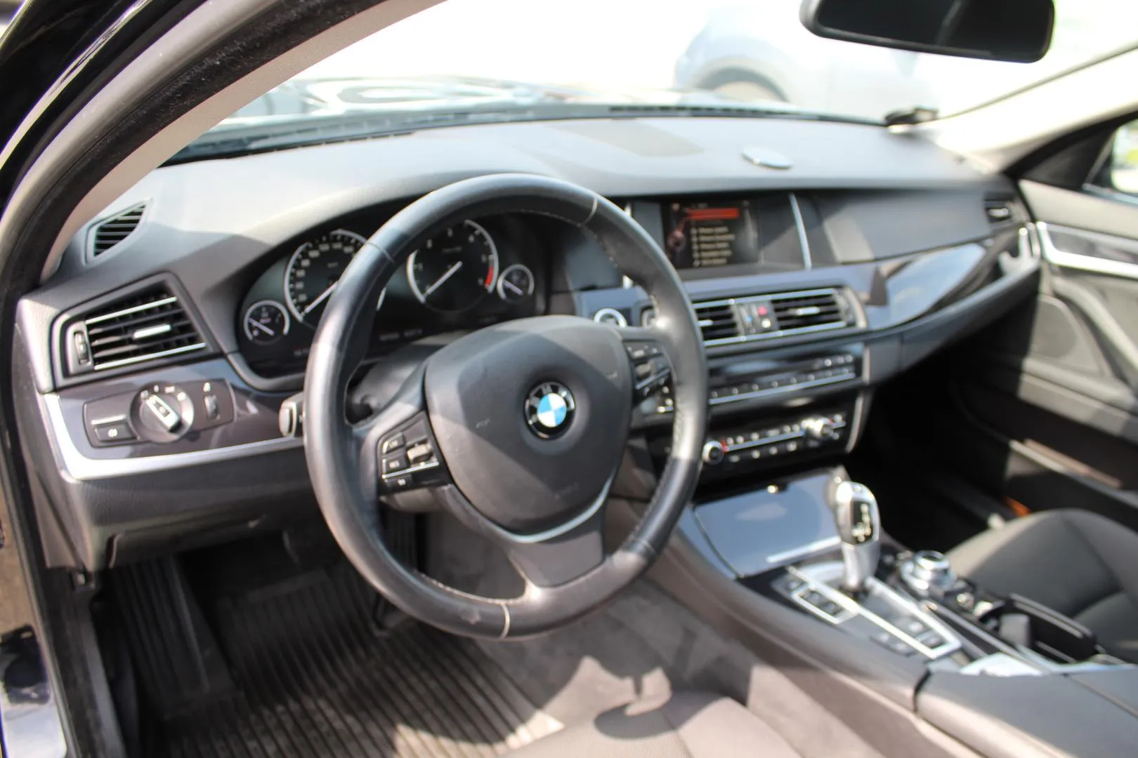 BMW 520 OUX-874 carousel image