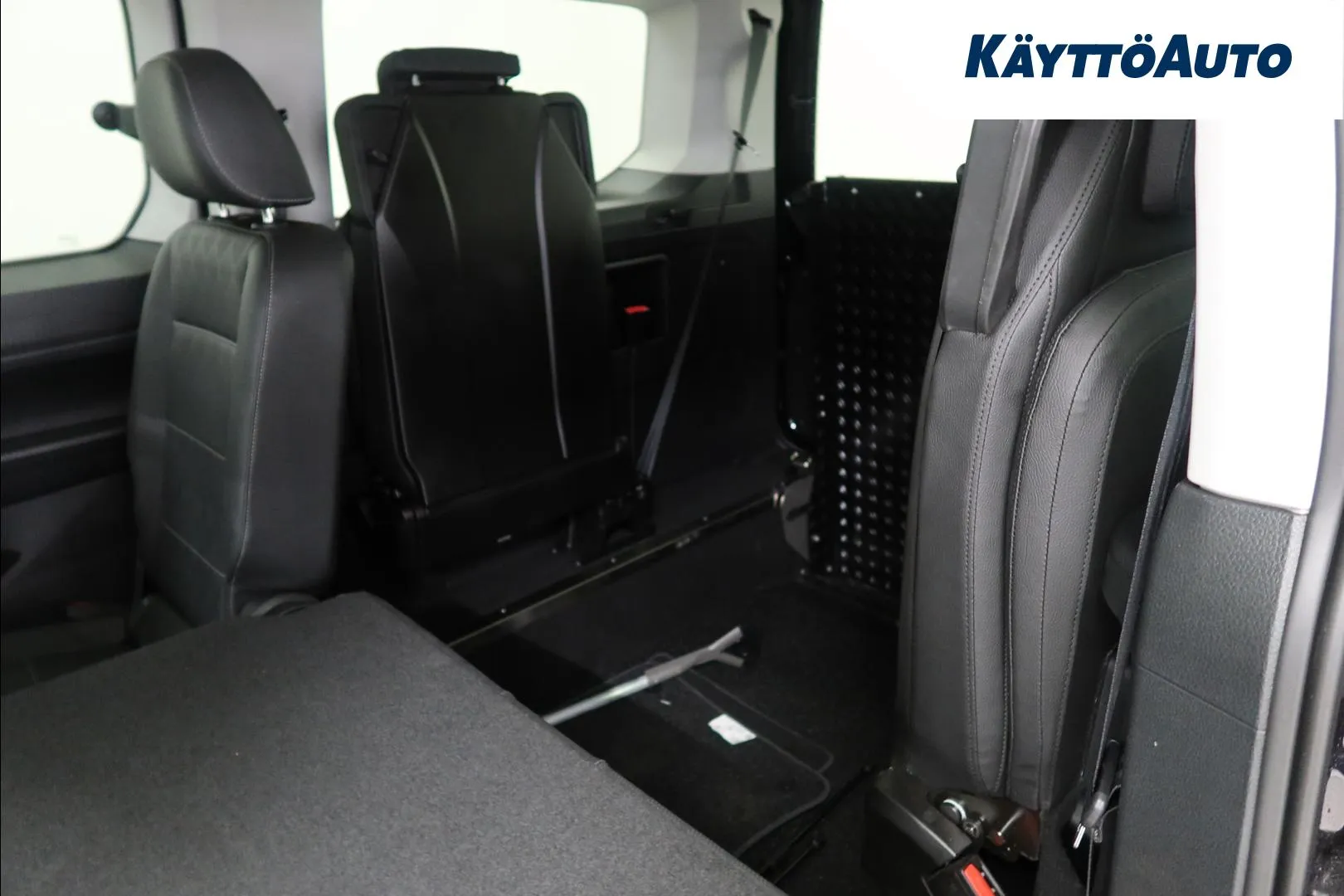 Ford Grand Tourneo Connect ZPE-645 carousel image
