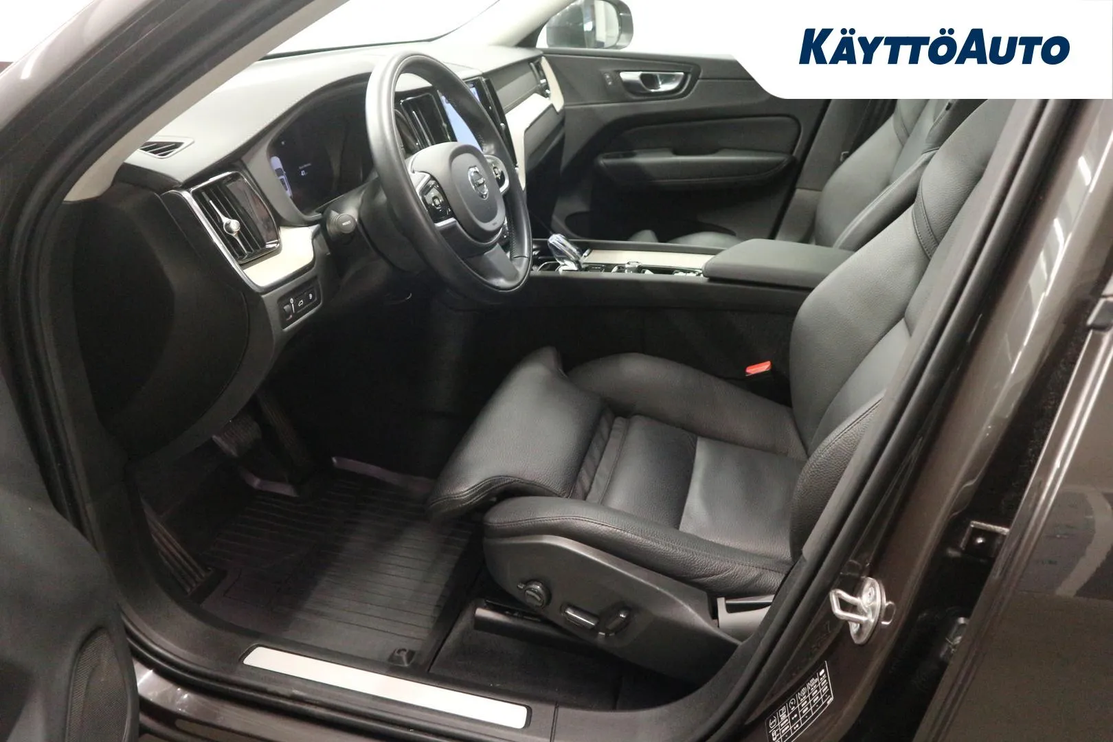 VOLVO XC60 YLJ-318 carousel image