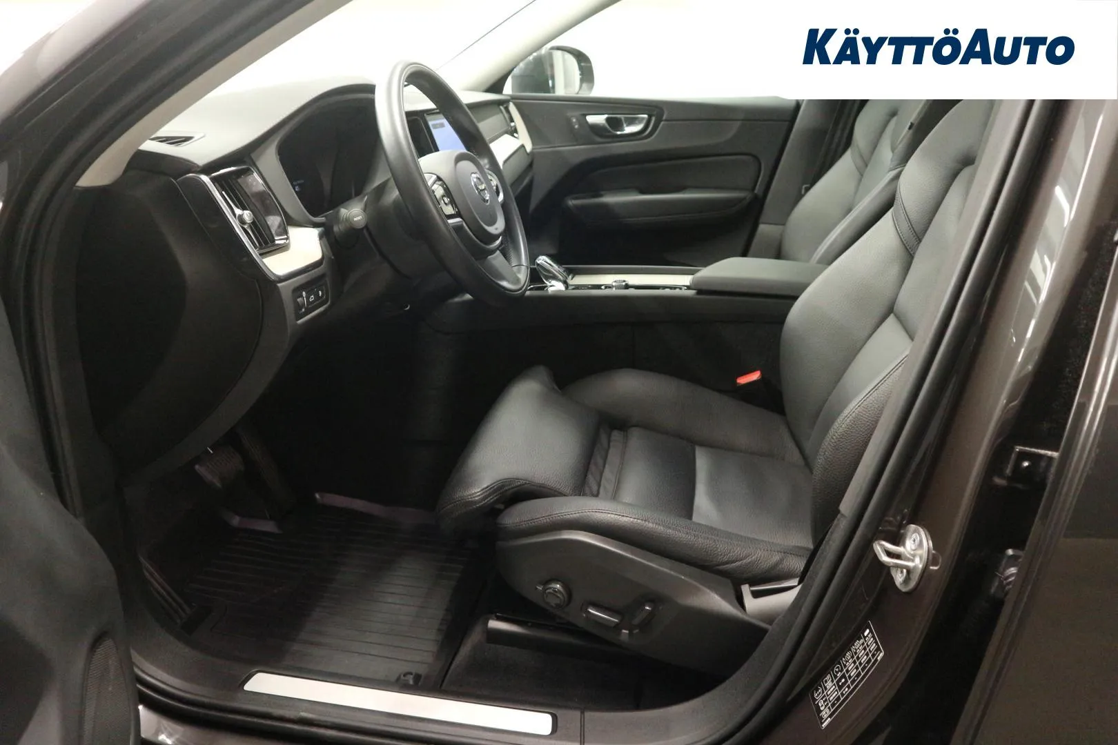 VOLVO XC60 YLJ-318 carousel image