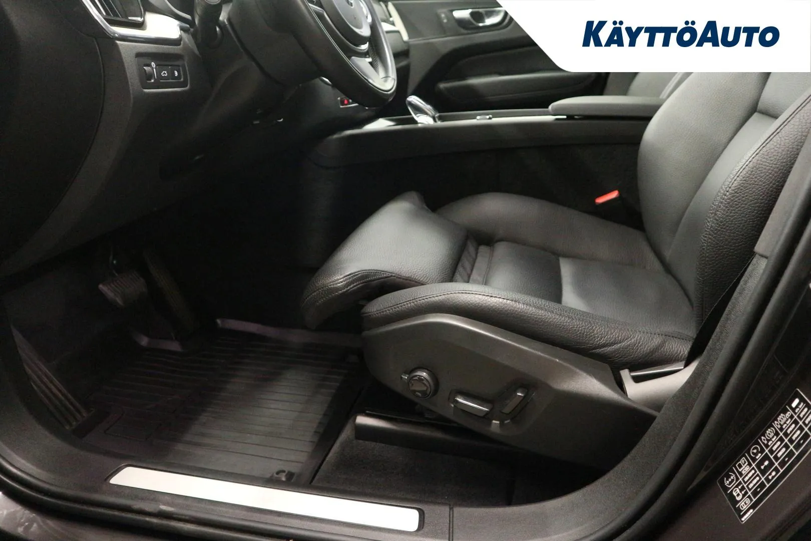 VOLVO XC60 YLJ-318 carousel image