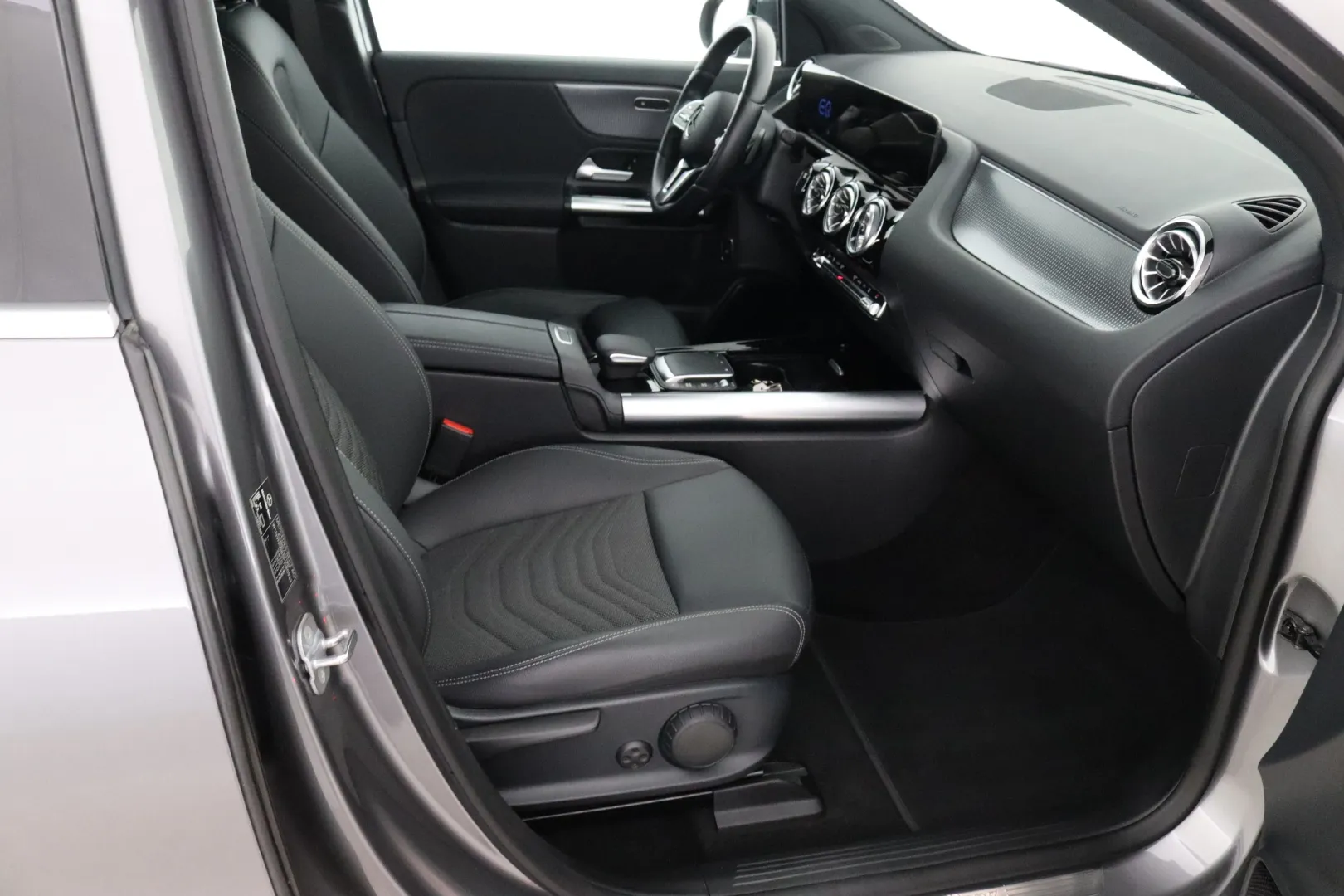 MERCEDES-BENZ EQA OZZ-580 carousel image