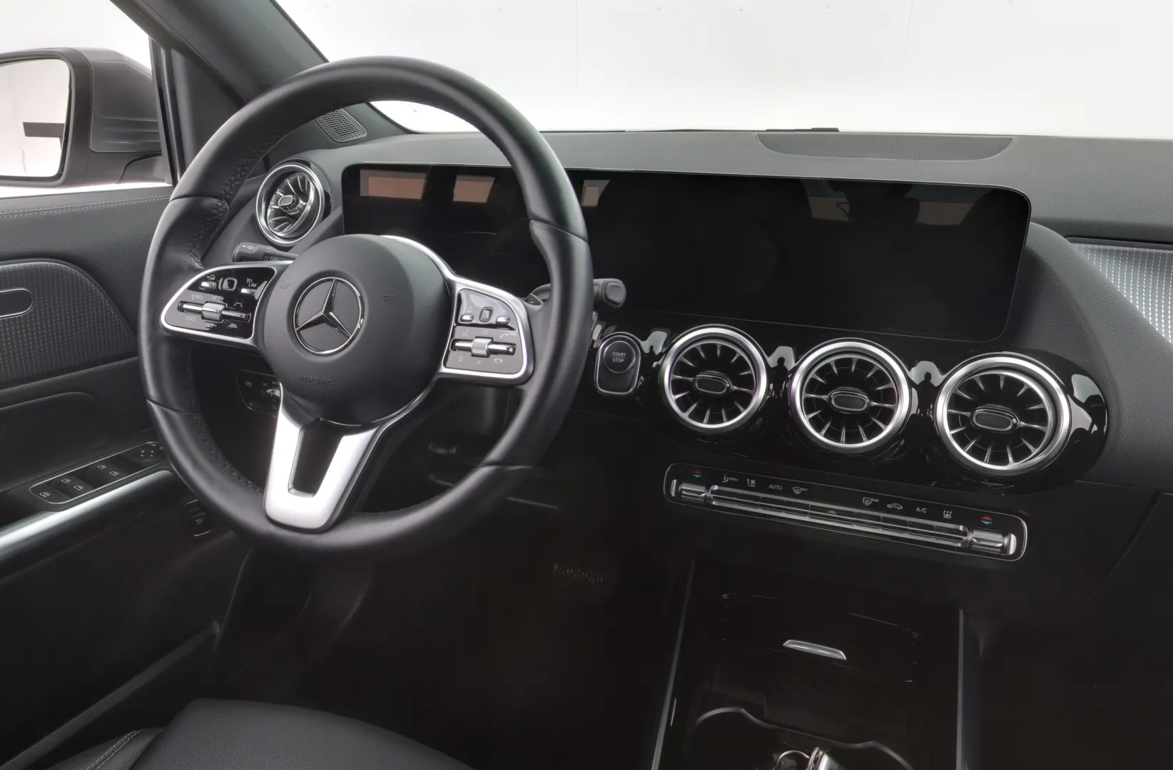 MERCEDES-BENZ EQA OZZ-580 carousel image