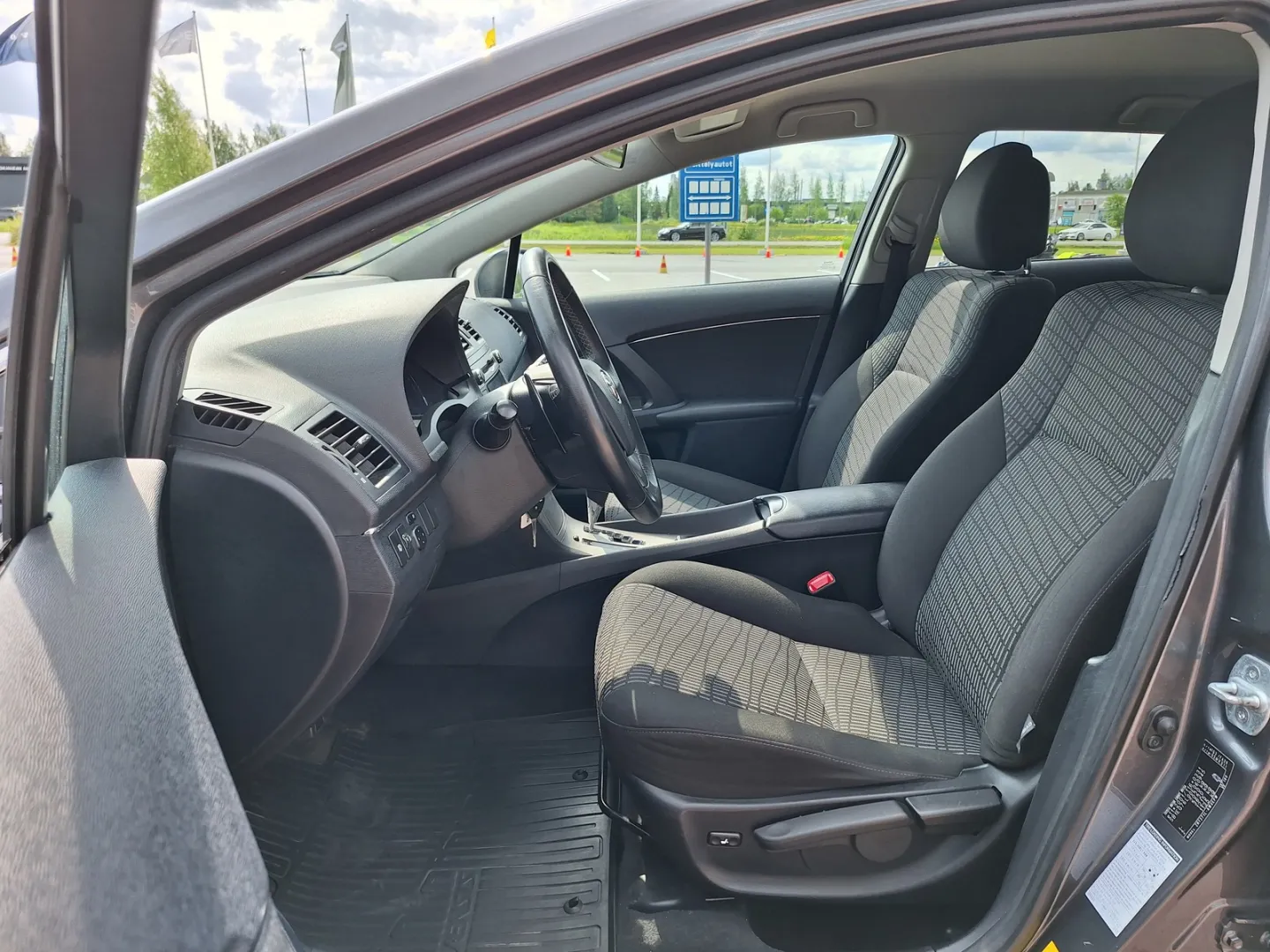 TOYOTA Avensis LZR-767 carousel image