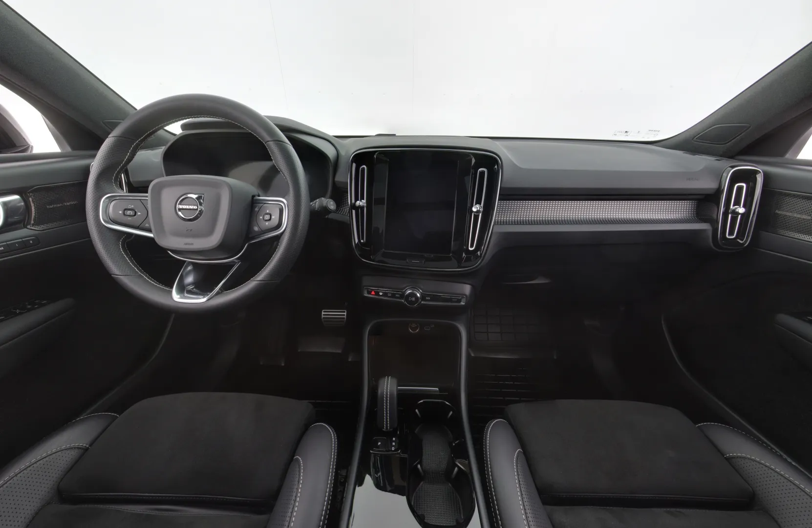 VOLVO XC40 YXO-812 carousel image