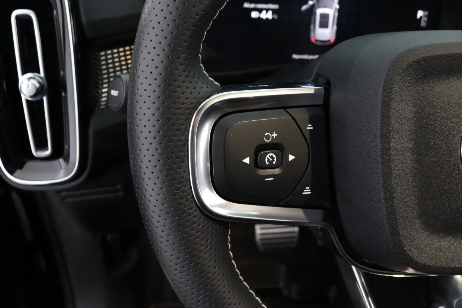 VOLVO XC40 YXO-812 carousel image