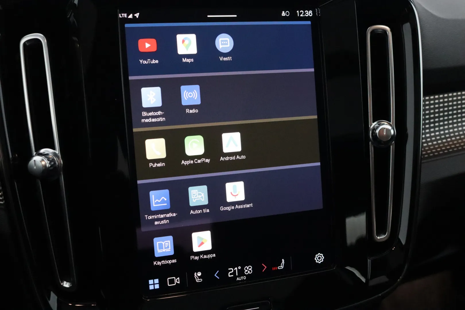 VOLVO XC40 YXO-812 carousel image