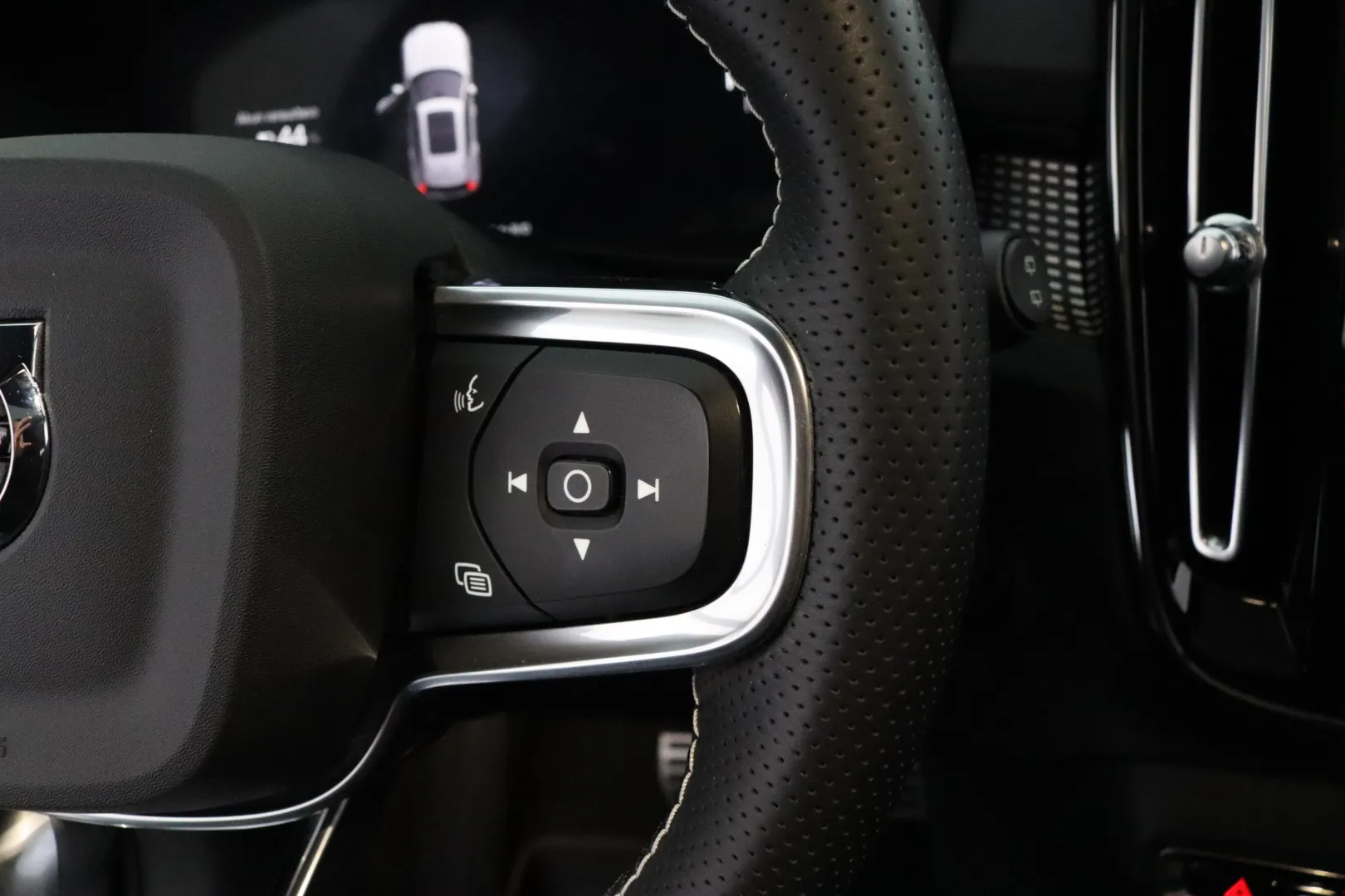 VOLVO XC40 YXO-812 carousel image