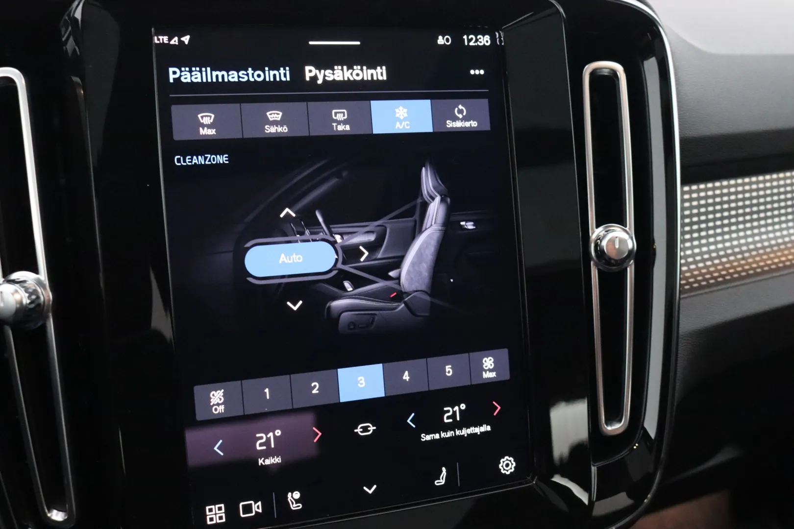 VOLVO XC40 YXO-812 carousel image