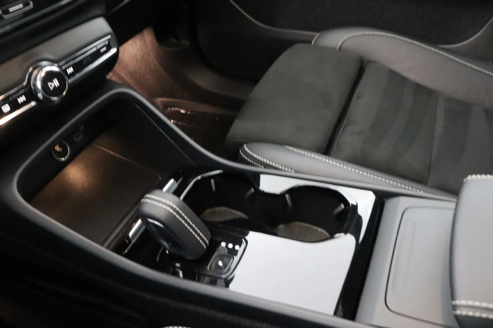 VOLVO XC40 YXO-812 carousel image