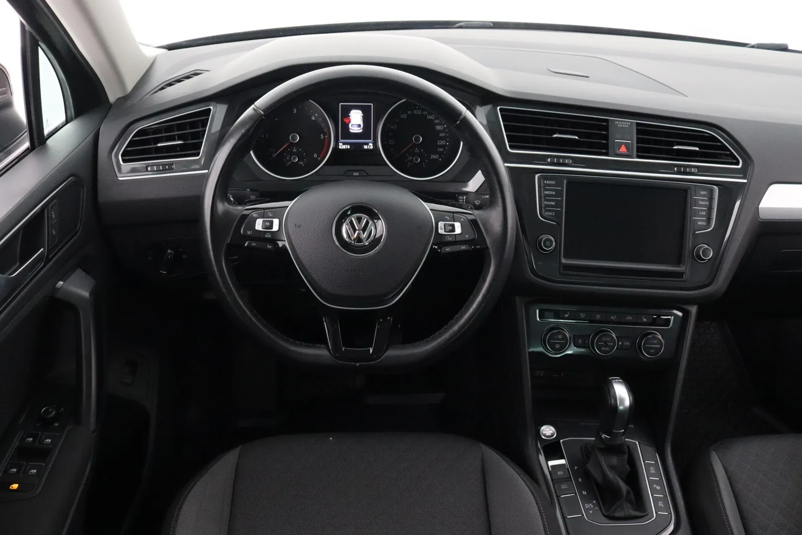 VOLKSWAGEN Tiguan GMH-398 carousel image