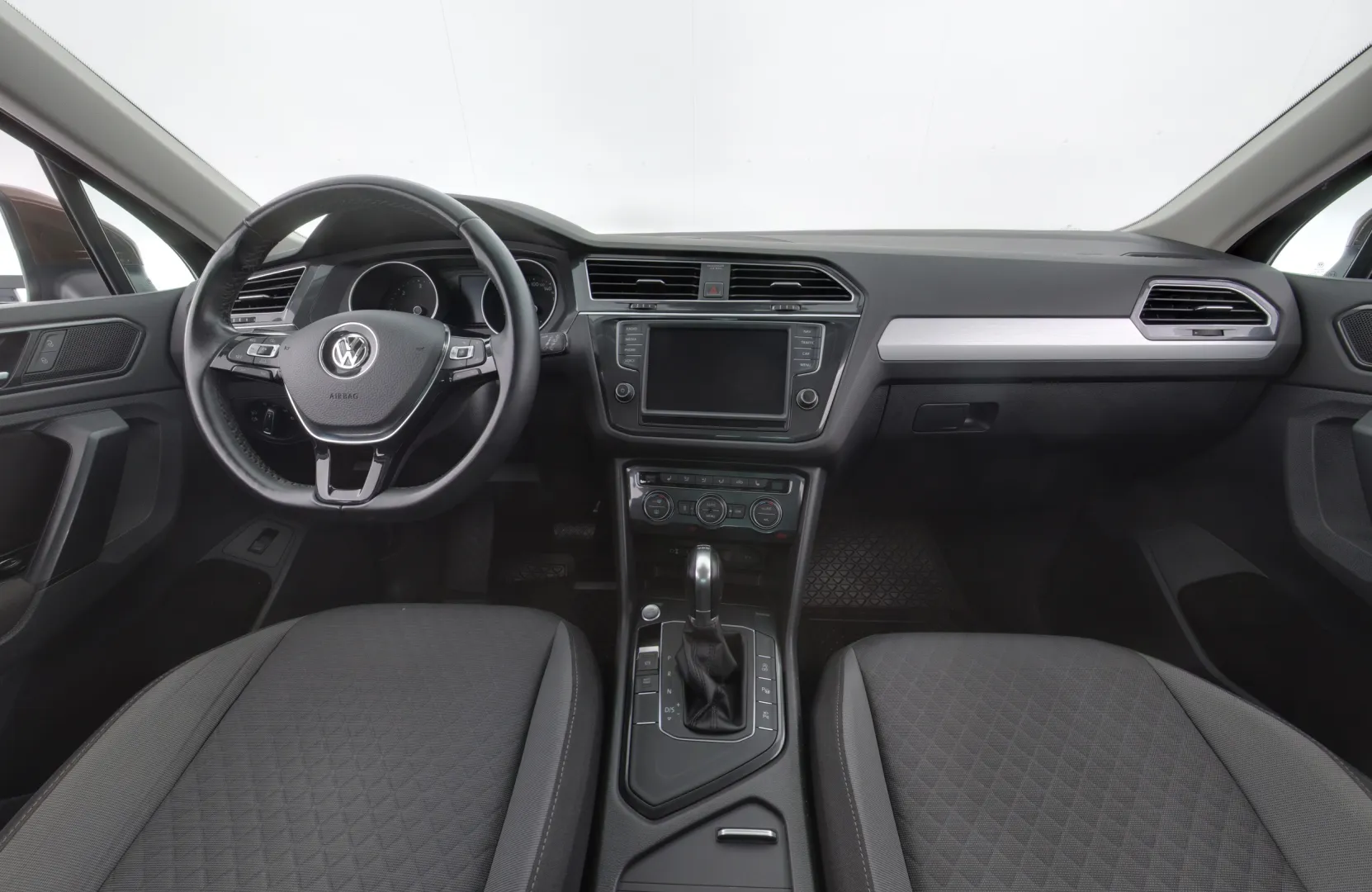 VOLKSWAGEN Tiguan GMH-398 carousel image