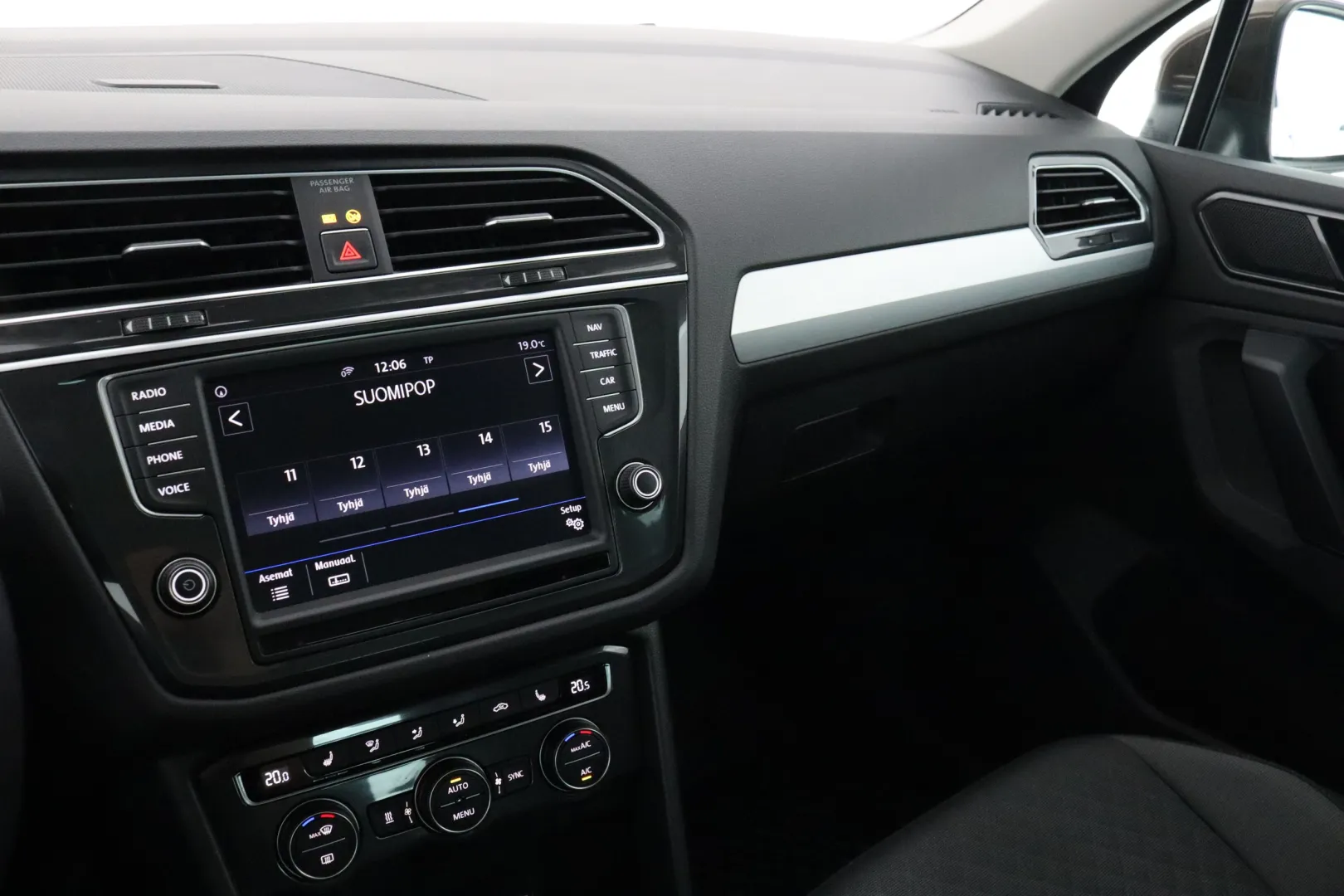VOLKSWAGEN Tiguan GMH-398 carousel image
