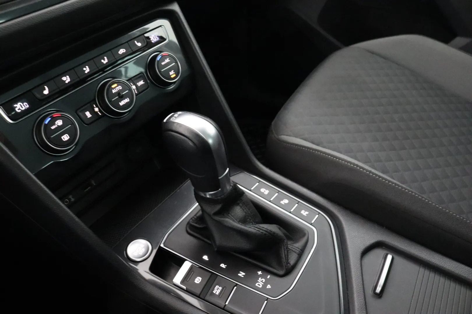 VOLKSWAGEN Tiguan GMH-398 carousel image