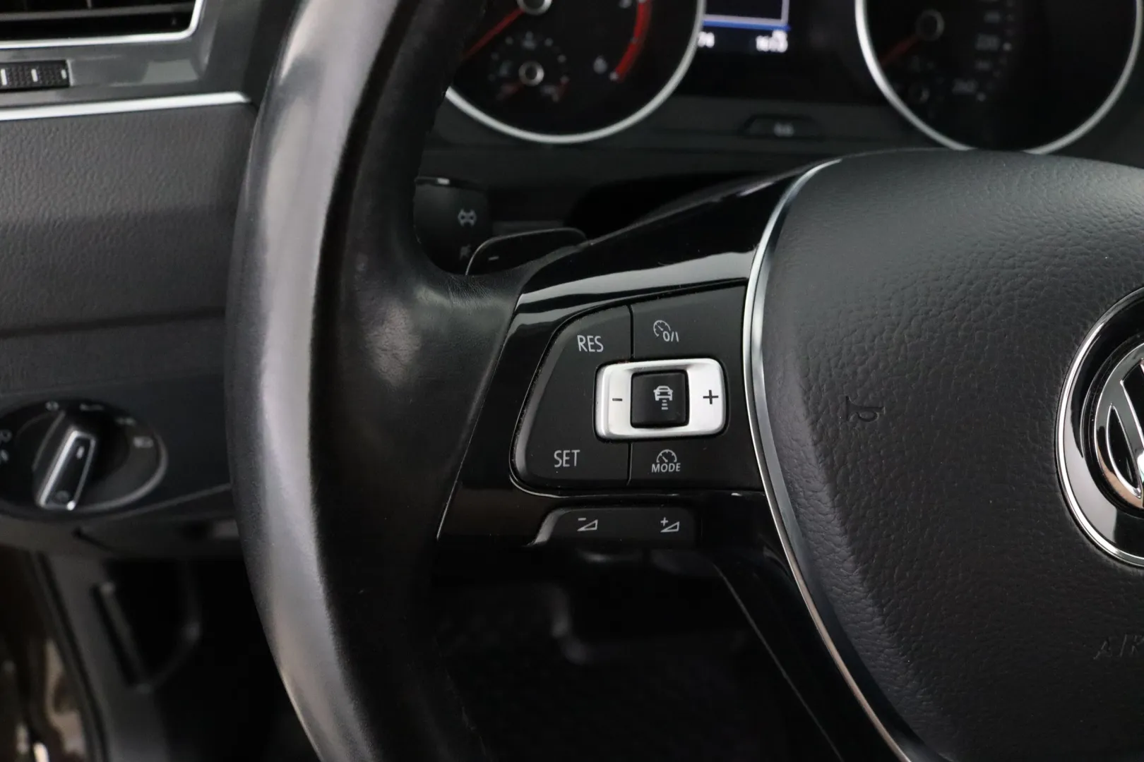 VOLKSWAGEN Tiguan GMH-398 carousel image