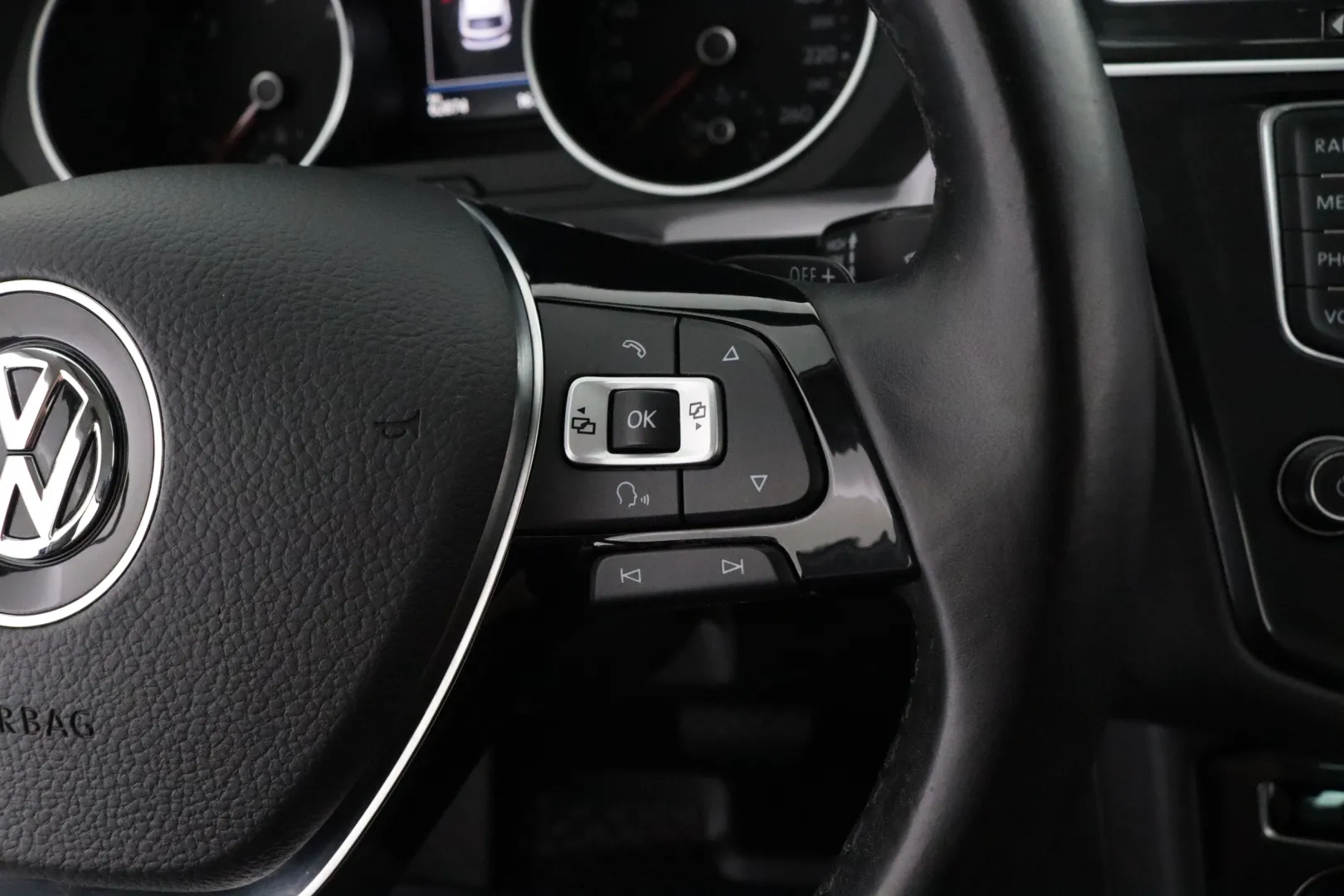 VOLKSWAGEN Tiguan GMH-398 carousel image