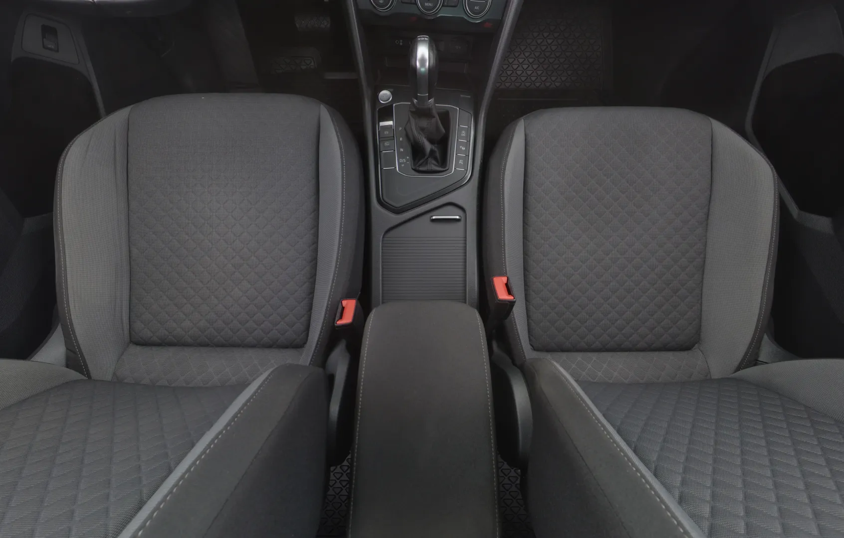 VOLKSWAGEN Tiguan GMH-398 carousel image