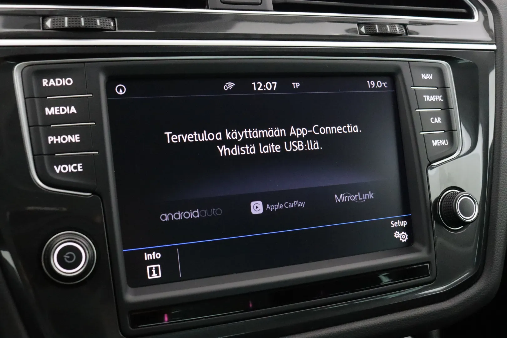 VOLKSWAGEN Tiguan GMH-398 carousel image
