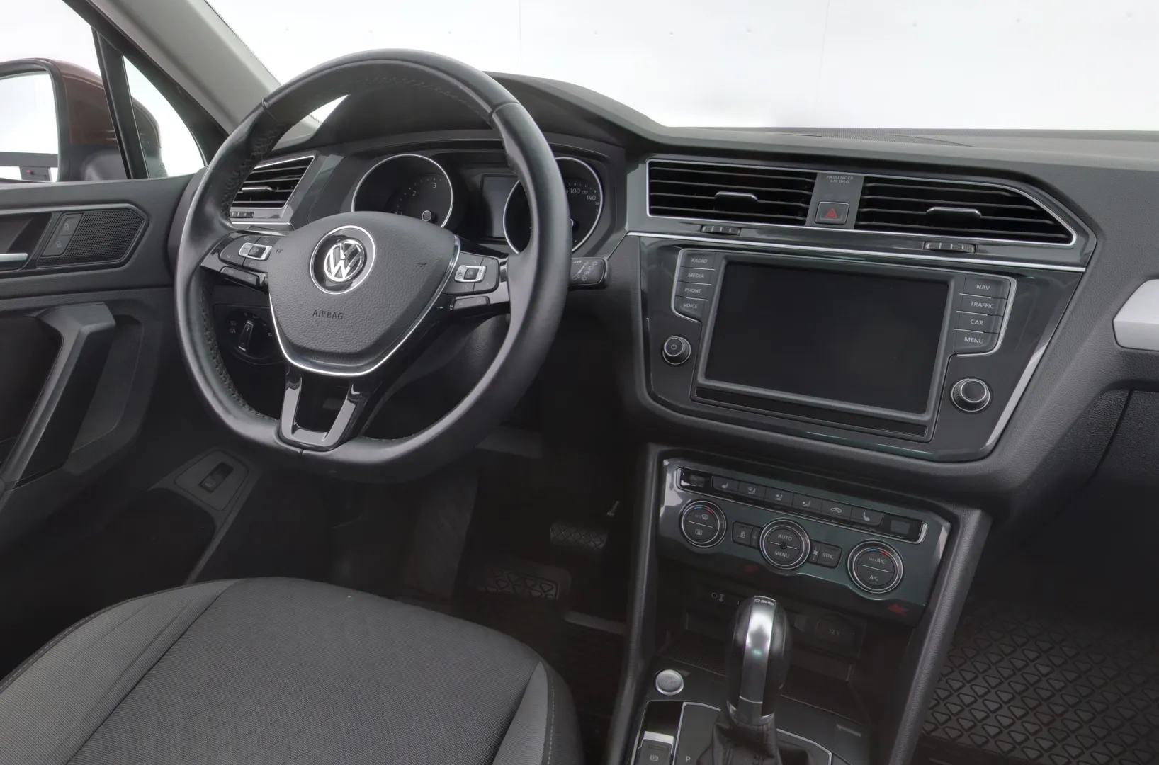 VOLKSWAGEN Tiguan GMH-398 carousel image