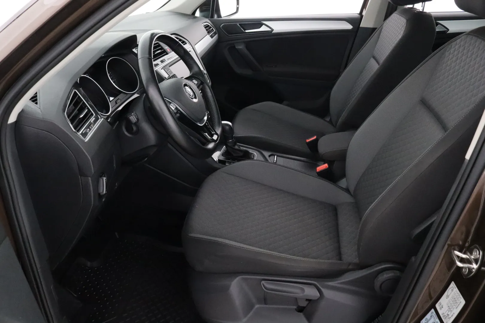 VOLKSWAGEN Tiguan GMH-398 carousel image