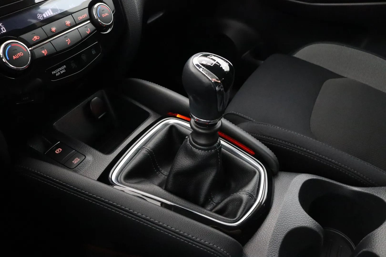 NISSAN Qashqai LOJ-161 carousel image