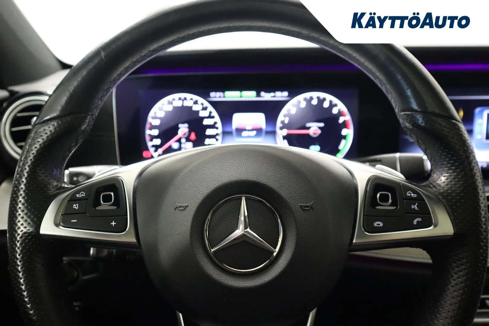 Mercedes-Benz E IPP-523 carousel image