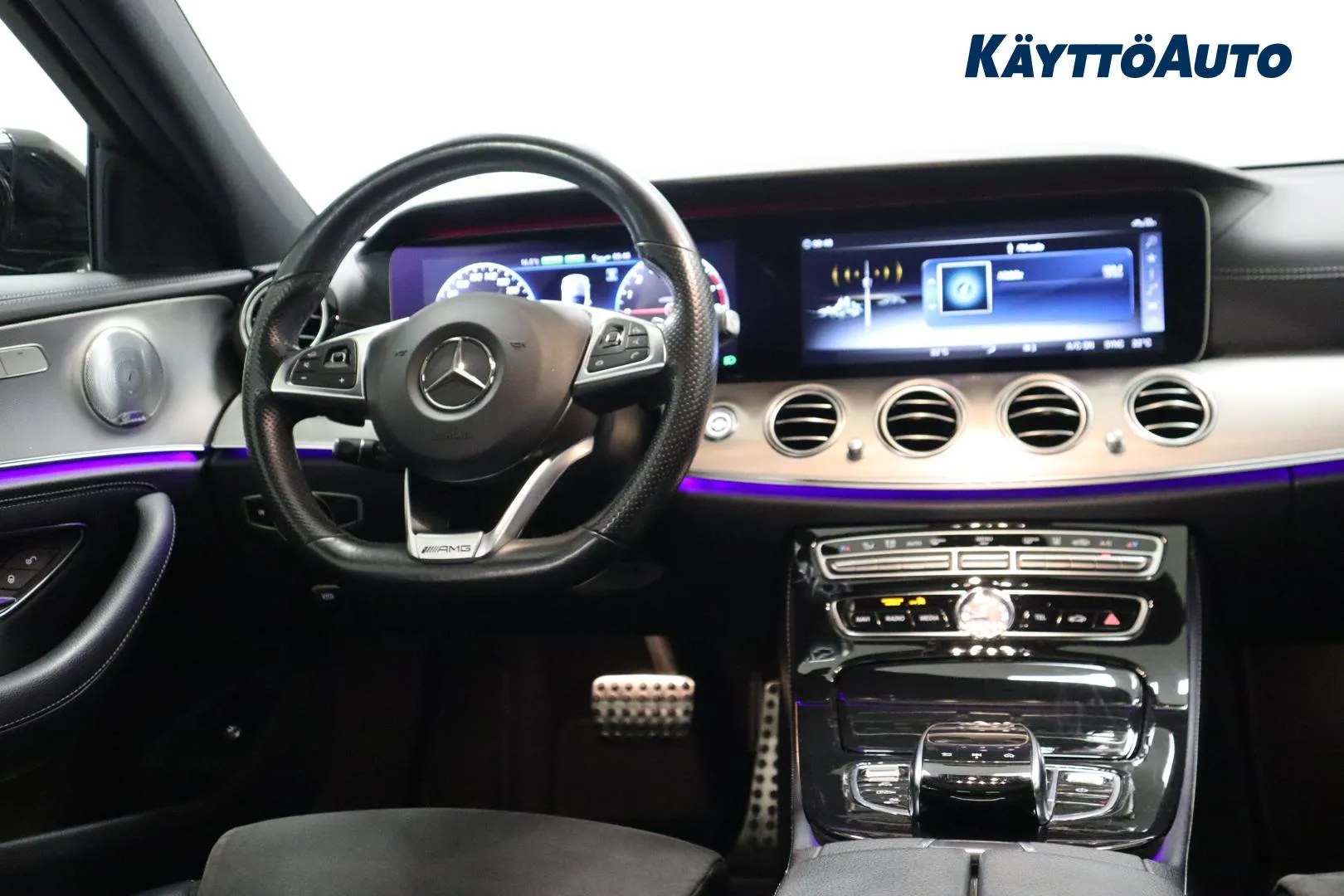 Mercedes-Benz E IPP-523 carousel image