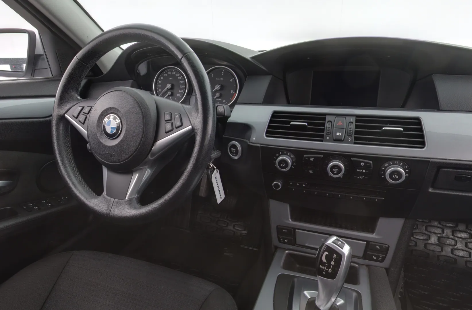 BMW 520 YZY-829 carousel image