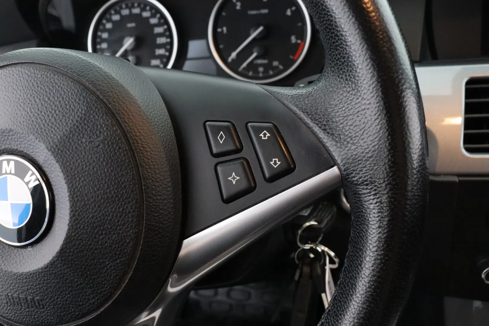 BMW 520 YZY-829 carousel image