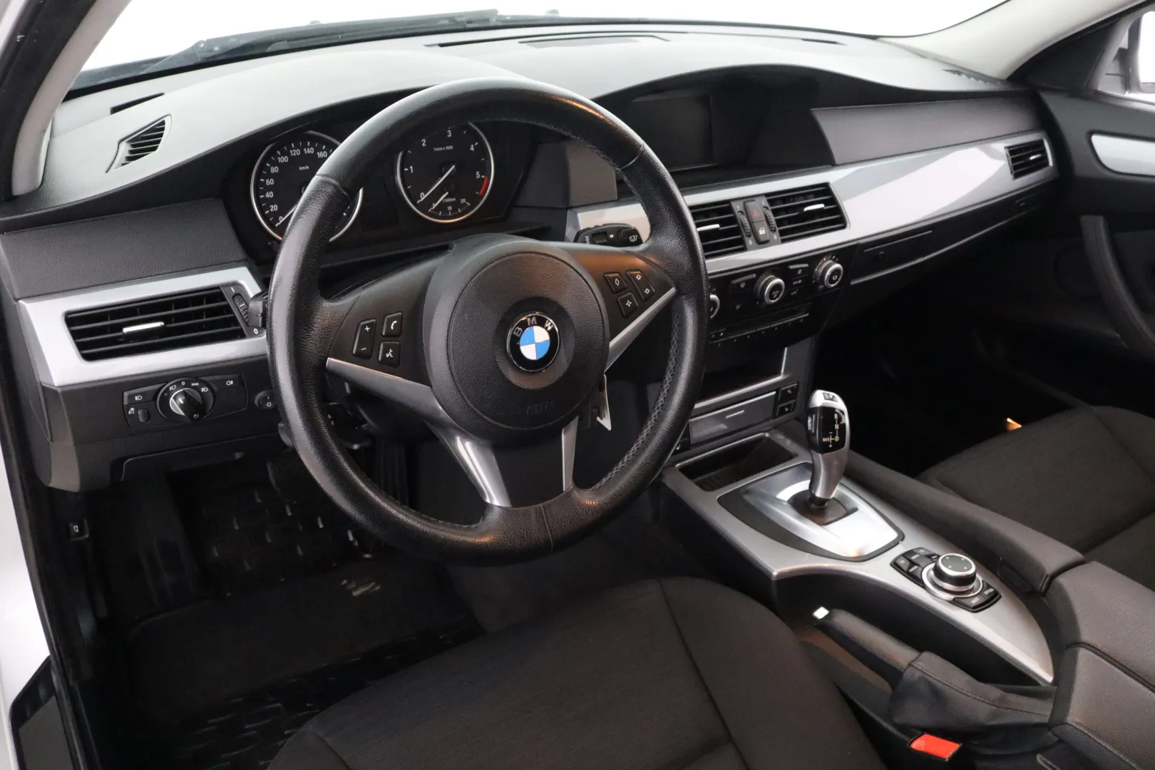 BMW 520 YZY-829 carousel image