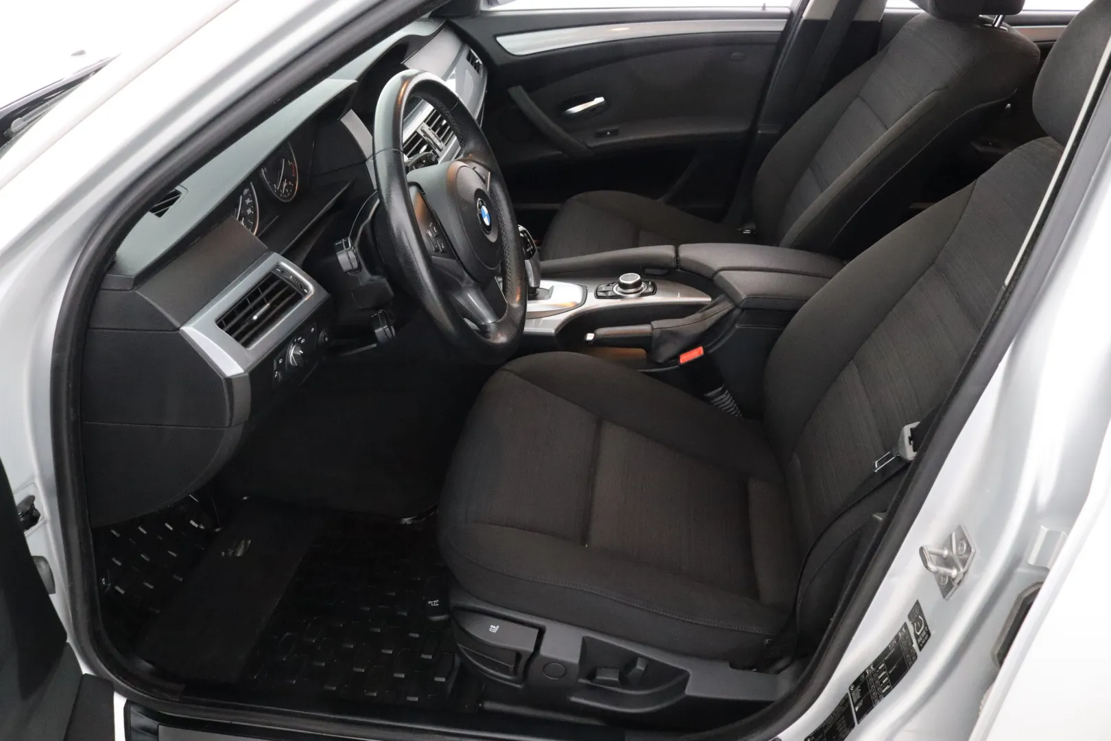 BMW 520 YZY-829 carousel image