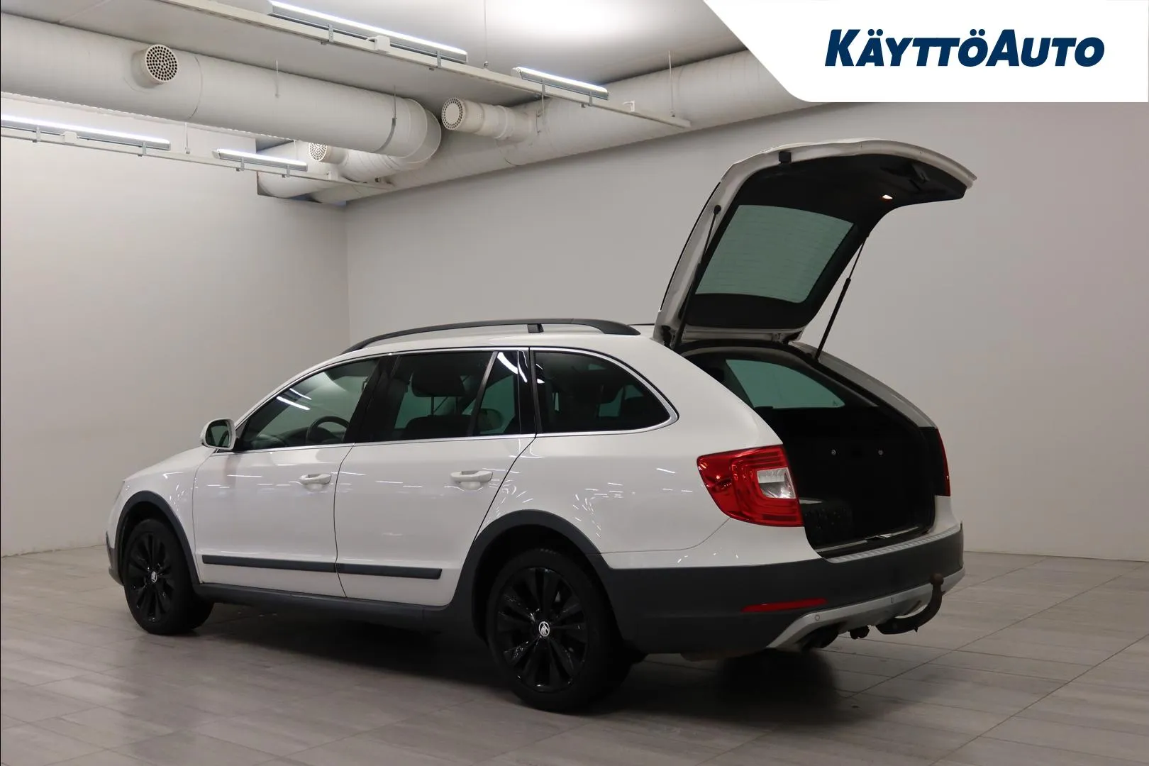 Skoda Superb JJK-226 carousel image