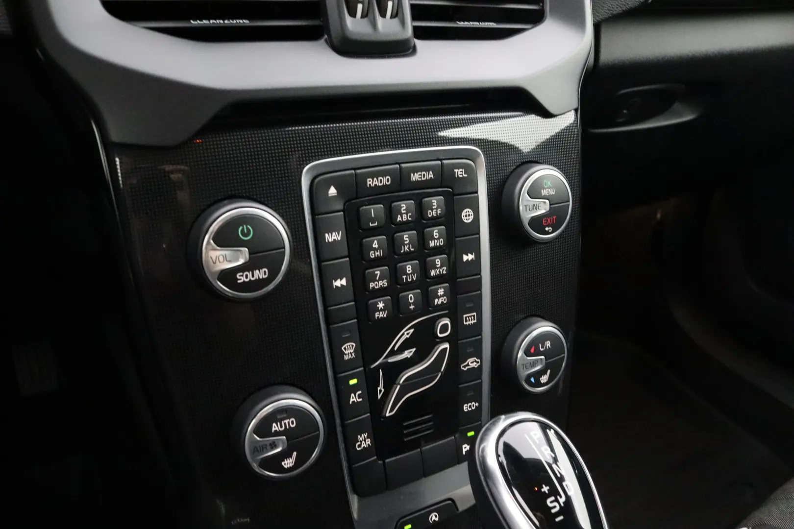 VOLVO V40 ERT-822 carousel image