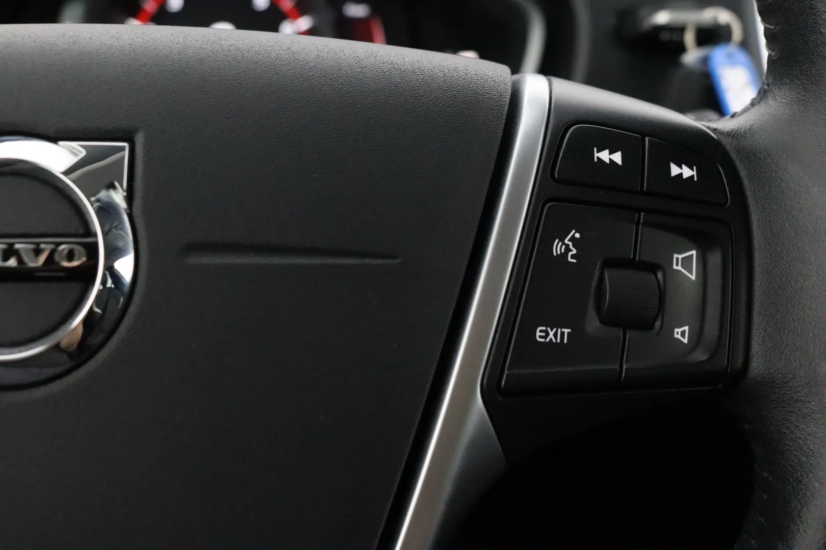 VOLVO V40 ERT-822 carousel image