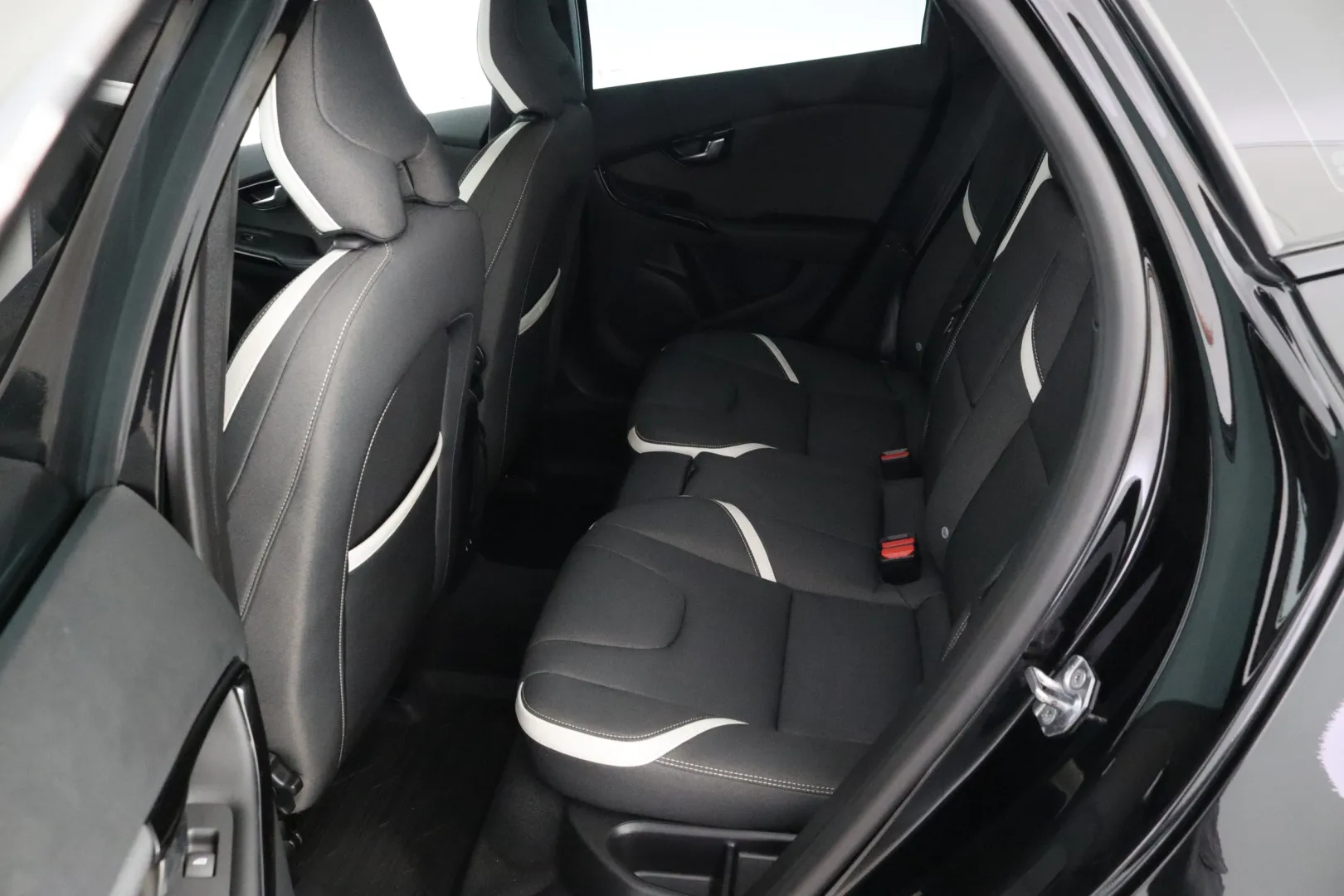 VOLVO V40 ERT-822 carousel image