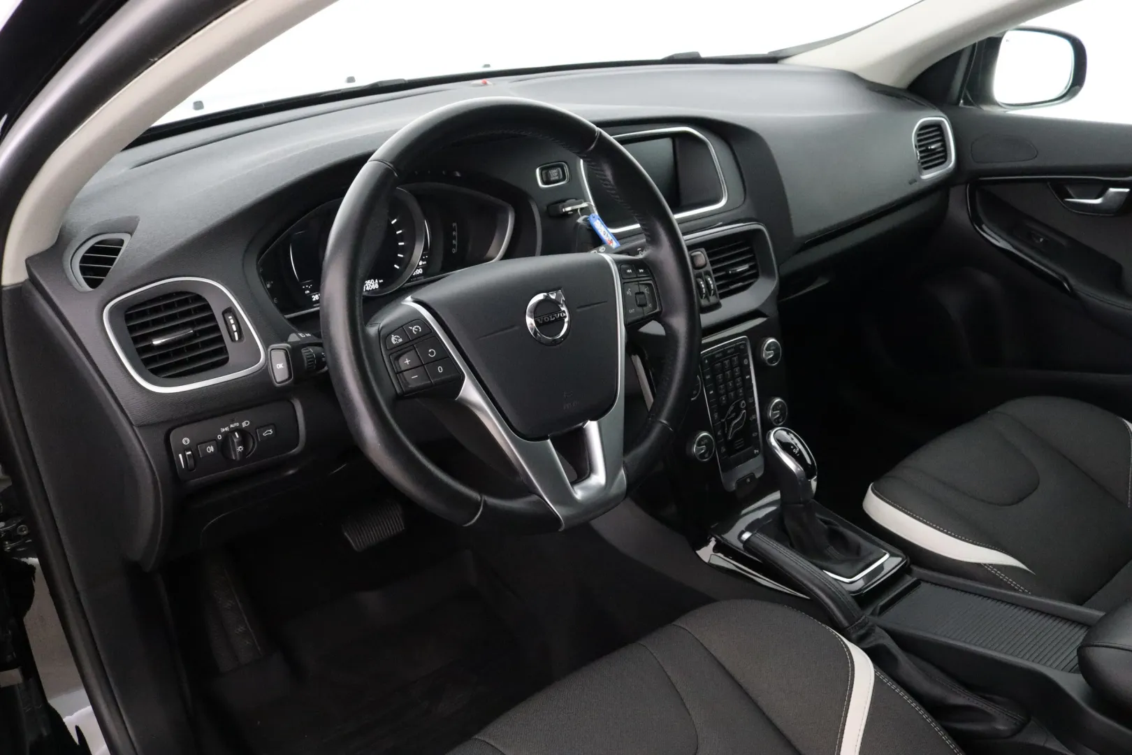 VOLVO V40 ERT-822 carousel image