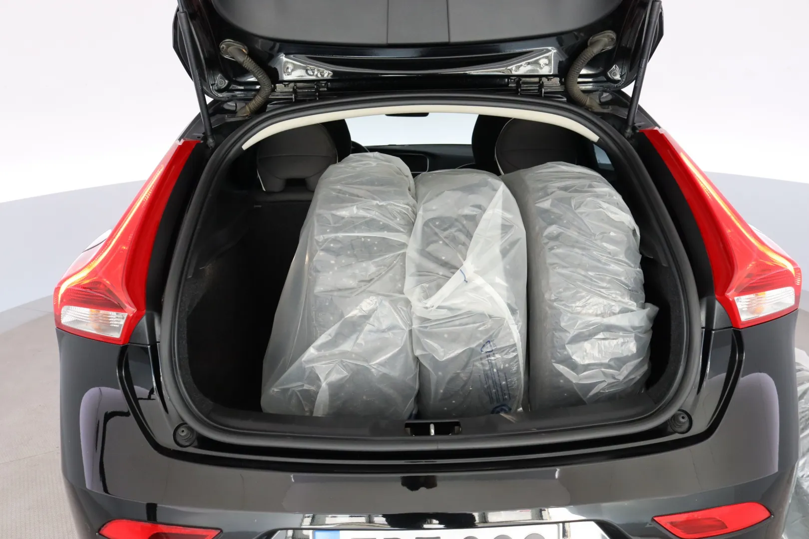 VOLVO V40 ERT-822 carousel image