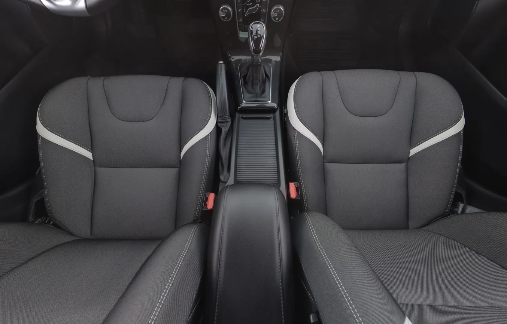 VOLVO V40 ERT-822 carousel image