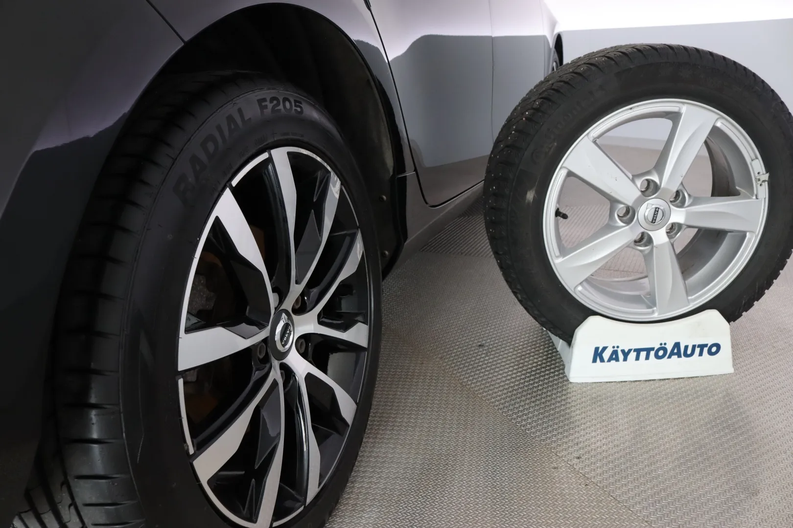 VOLVO V40 ERT-822 carousel image