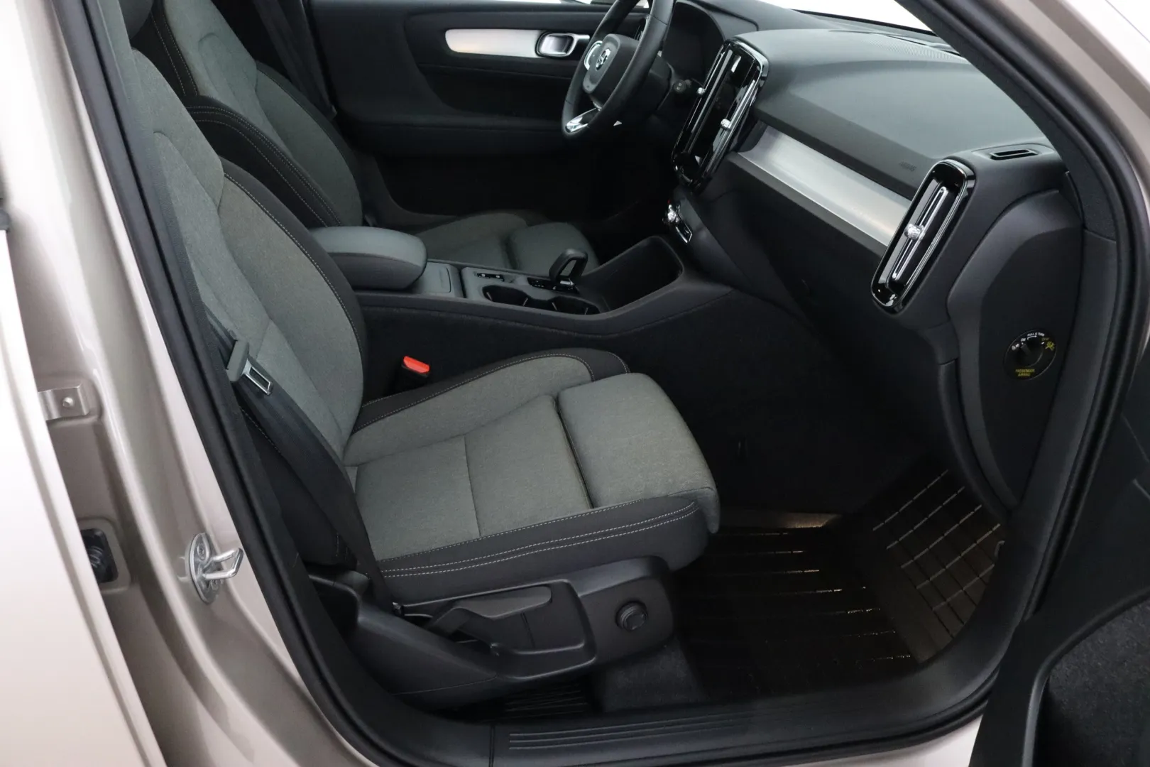 VOLVO XC40 CRV-138 carousel image