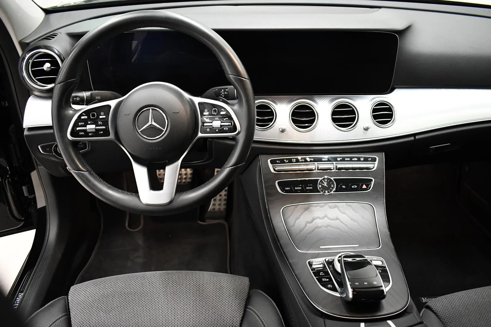 MERCEDES-BENZ E 220 d 4MATIC KTT-487 carousel image