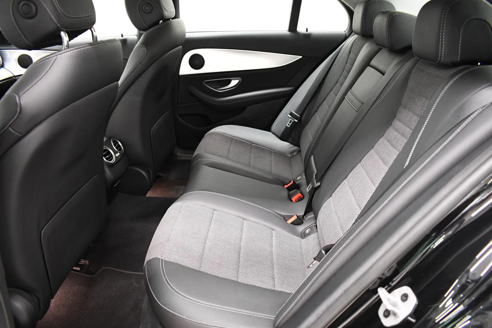 MERCEDES-BENZ E 220 d 4MATIC KTT-487 carousel image