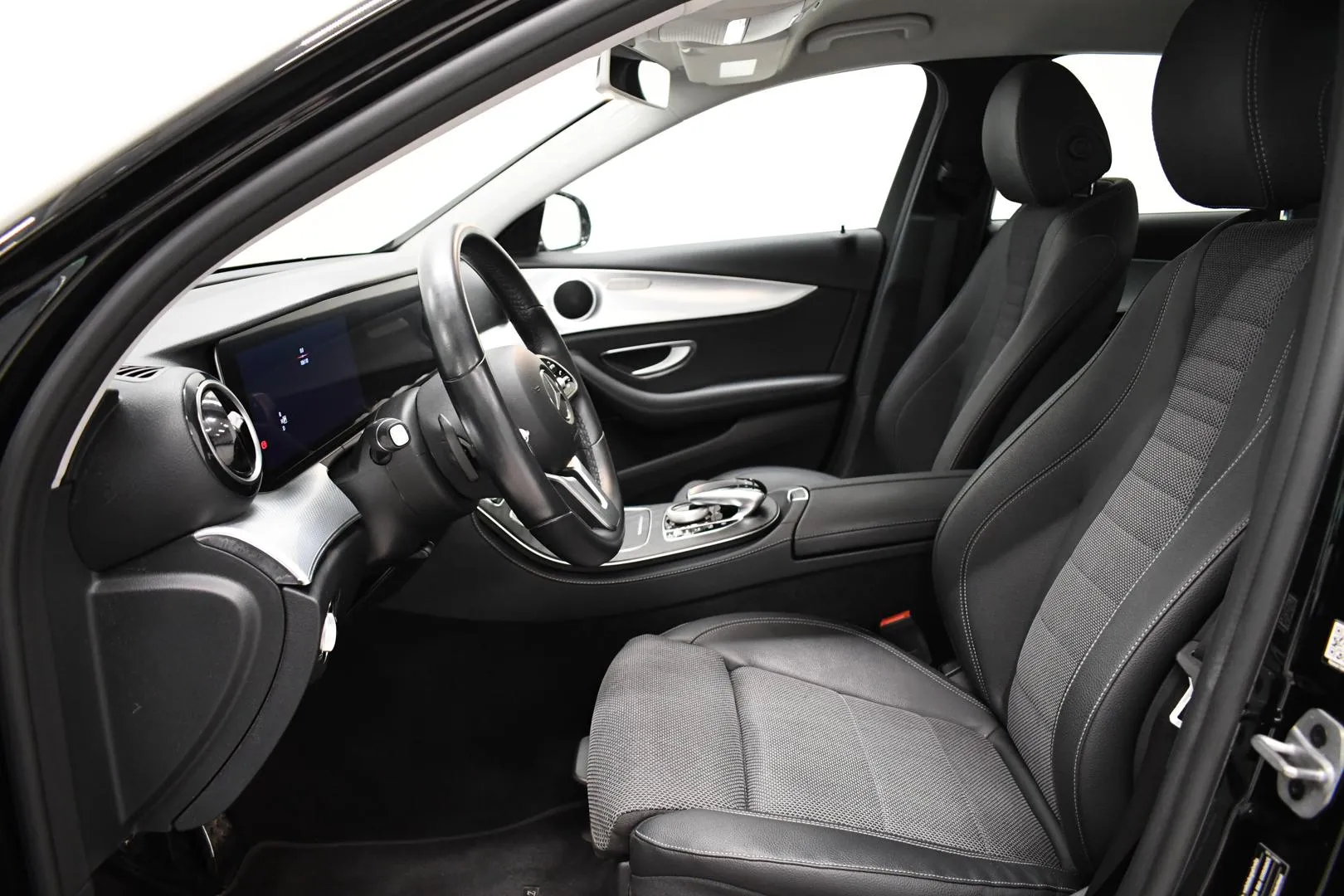 MERCEDES-BENZ E 220 d 4MATIC KTT-487 carousel image