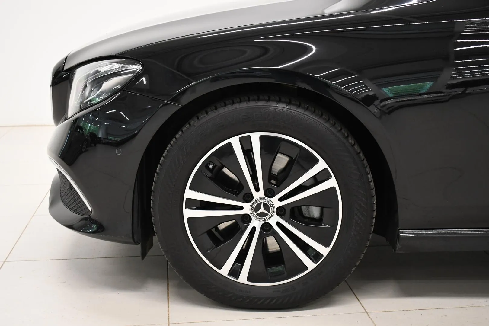 MERCEDES-BENZ E 220 d 4MATIC KTT-487 carousel image