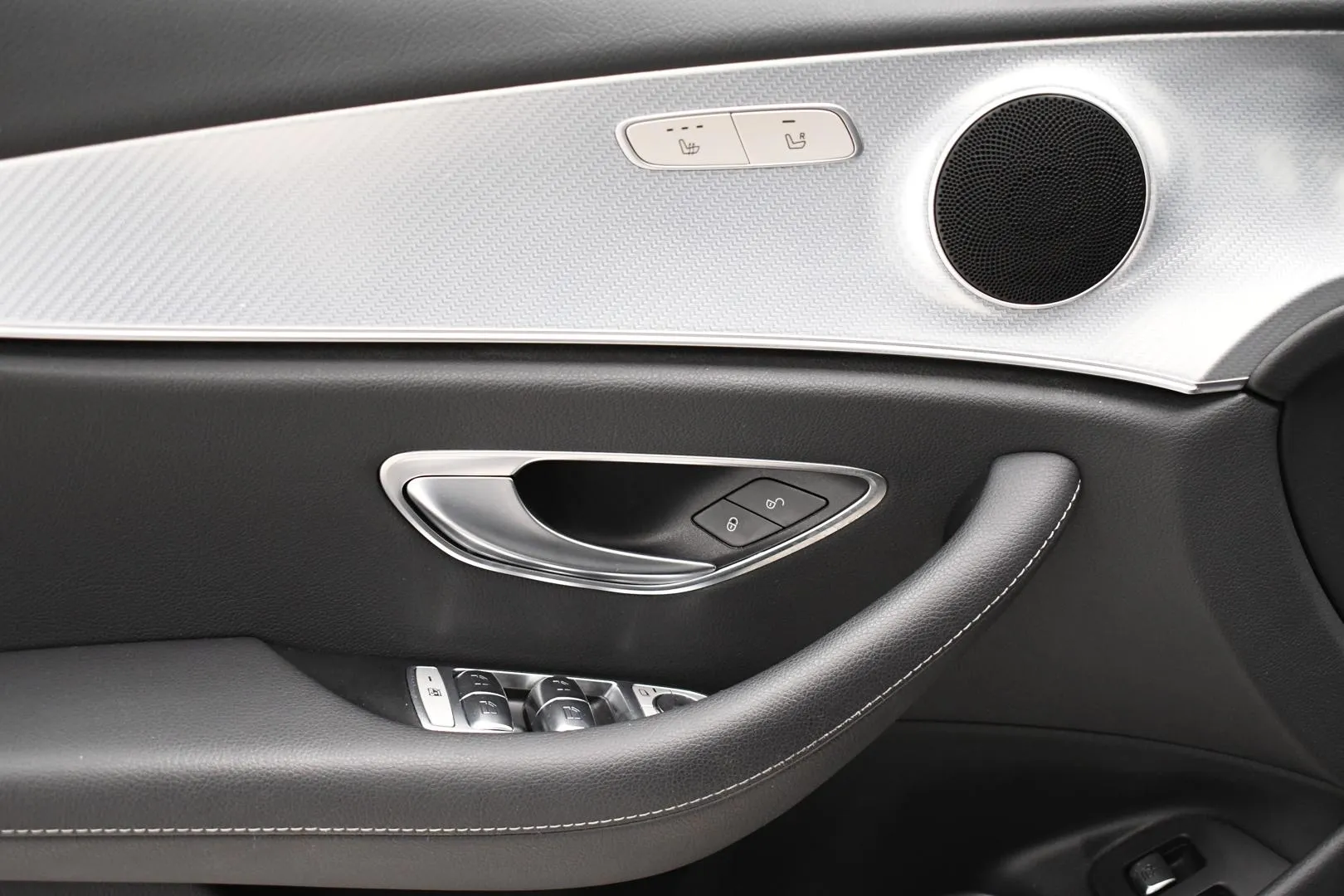 MERCEDES-BENZ E 220 d 4MATIC KTT-487 carousel image