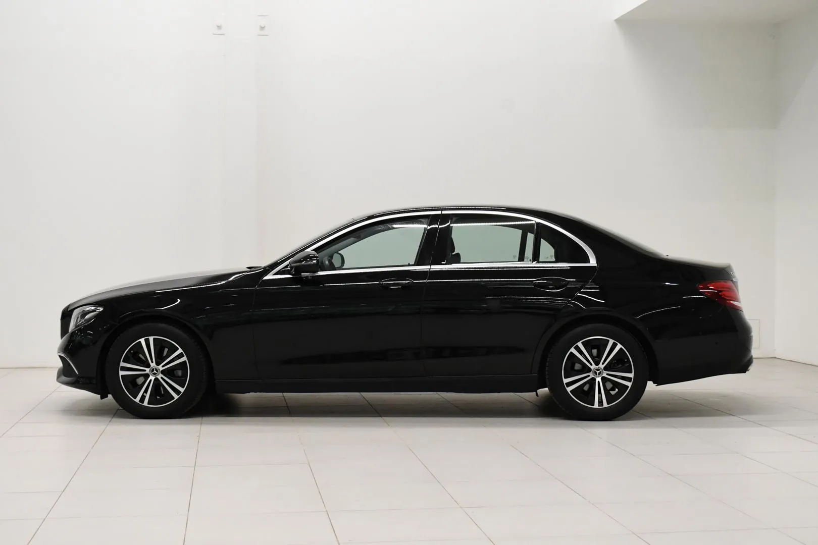 MERCEDES-BENZ E 220 d 4MATIC KTT-487 carousel image