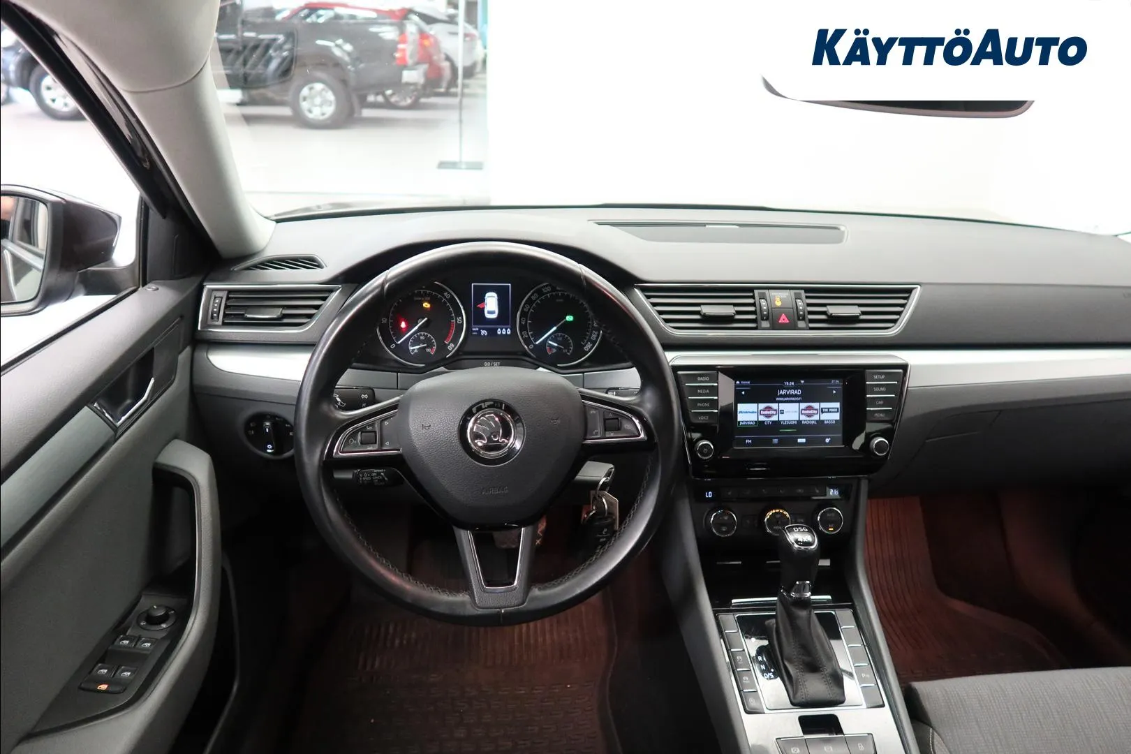 SKODA Superb XNO-375 carousel image