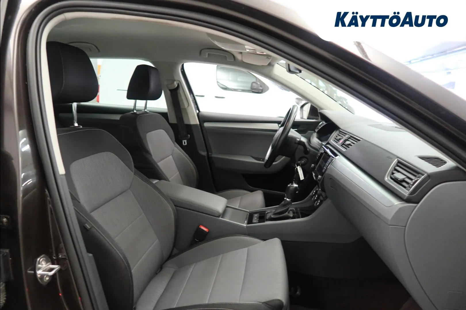 SKODA Superb XNO-375 carousel image