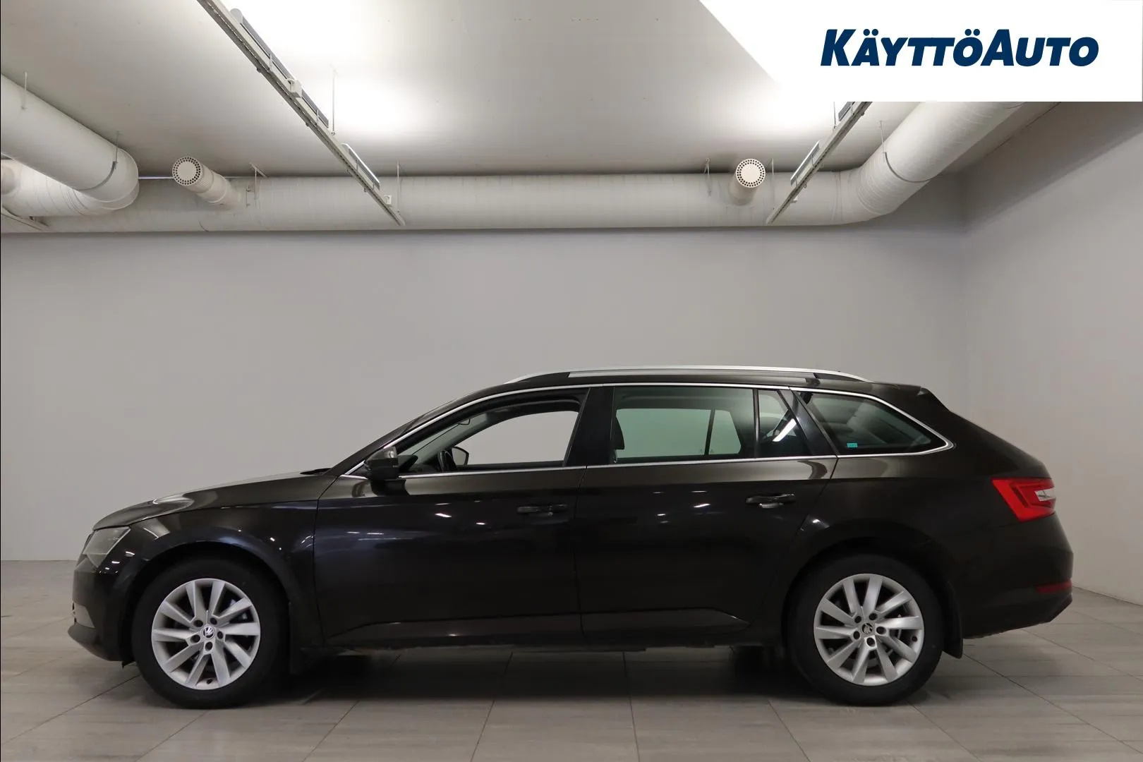SKODA Superb XNO-375 carousel image