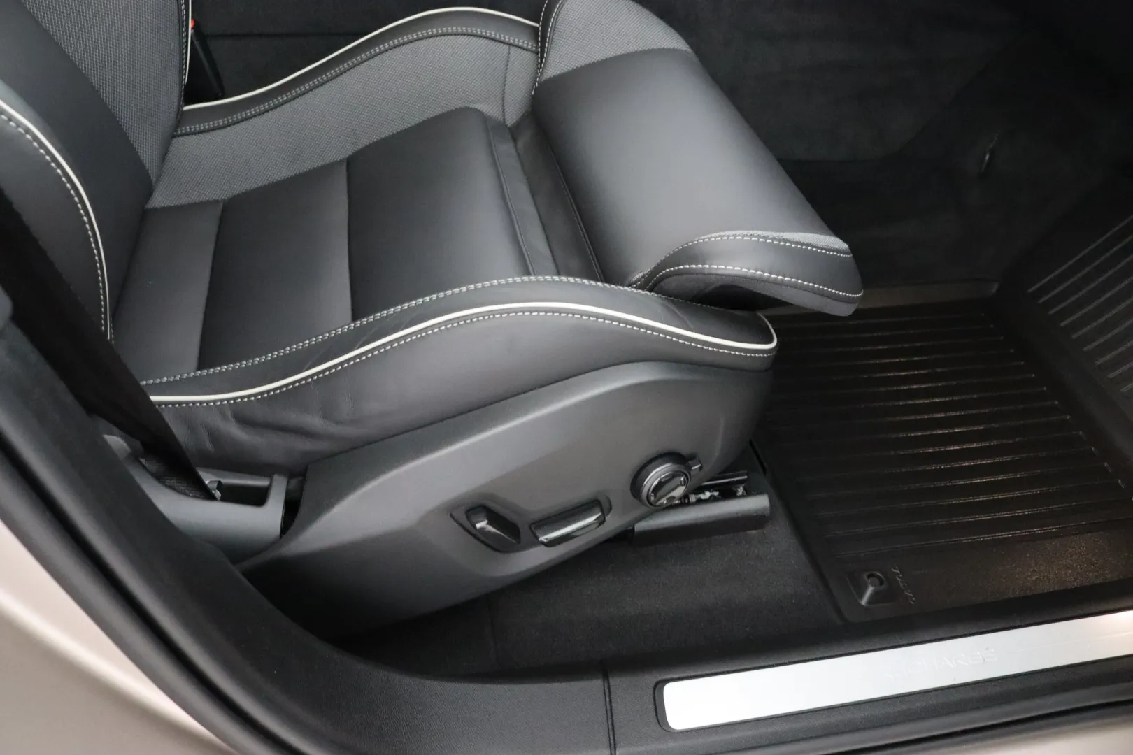 VOLVO XC60 XRT-637 carousel image